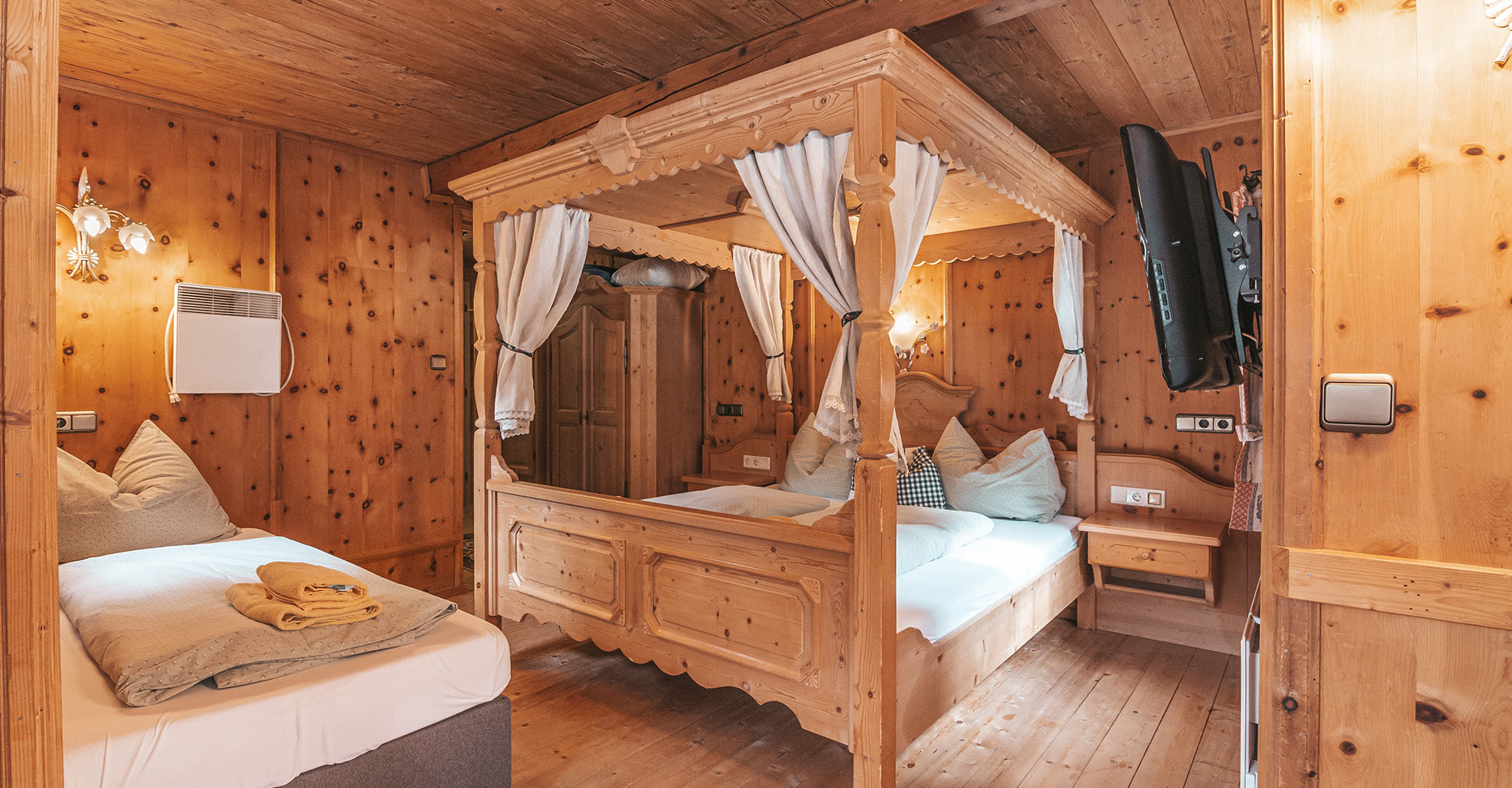 Doppel- Dreibettzimmer„Hüttenflair“